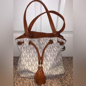 Michael Kors Marina Medium Messenger Vanilla BeigeComes